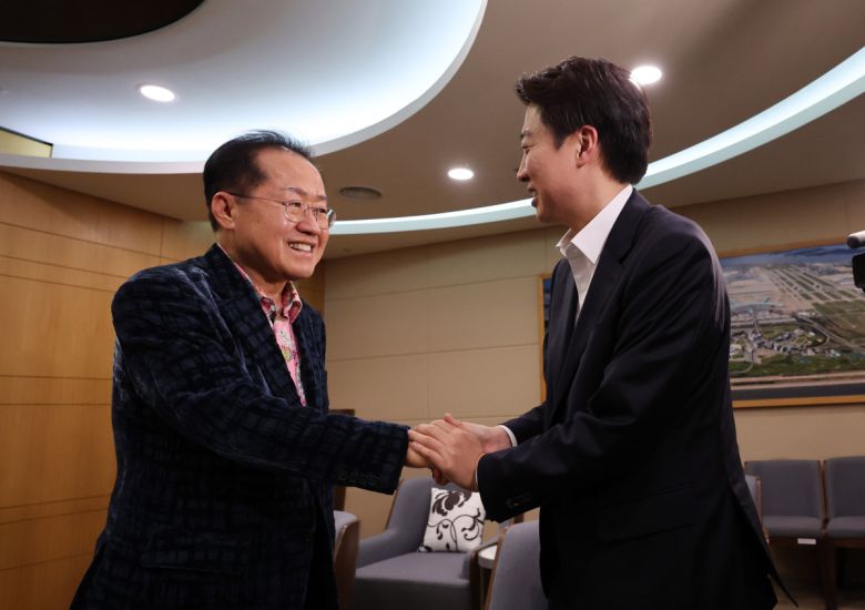 홍준표 전 대구시장이 10일 오후 인천국제공항 제1여객터미널에서 미국 출국을 앞두고 배웅온 이준석 개혁신당 대선후보와 악수를 나누고 있다. 2025.05.10.