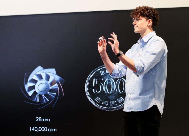 네이슨 로슨 맥클린(Nathan Lawson McLean), 다이슨 시니어 엔지니어링 매니저가 26일 성수에서 열린 신제품 출시 행사에서 펜슬백 FluffyCones™ 청소기를 소개하고 있다. 28mm 모터와 500원 동전의 직경을 비교하는 모습.