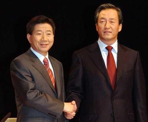 2002년 11월 노무현 새천년민주당 후보와 정몽준 국민통합21 후보가 방송회관에서 열린 후보단일화 토론회에서 악수하고 있다.