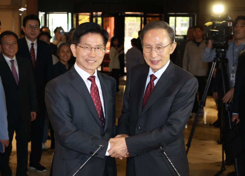 김문수 국민의힘 대선 후보와 이명박 전 대통령이 27일 서울 여의도 켄싱턴 호텔 로비에서 만나 오찬장으로 향하기 전 포즈를 취하고 있다. 2025.05.27.