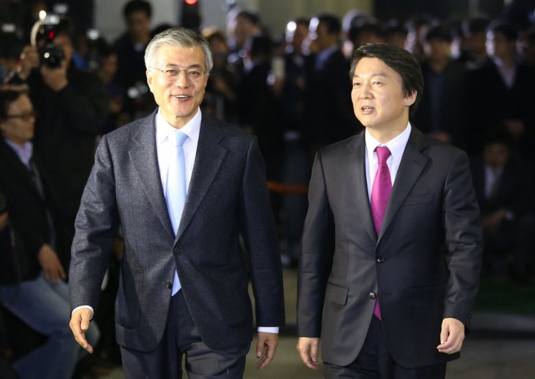 2012년 11월 문재인 민주통합당 후보와 안철수 무소속 후보가 서울 백범기념관에서 야권 후보 단일화 논의를 한 뒤 밝은 표정으로 다오고 있다.