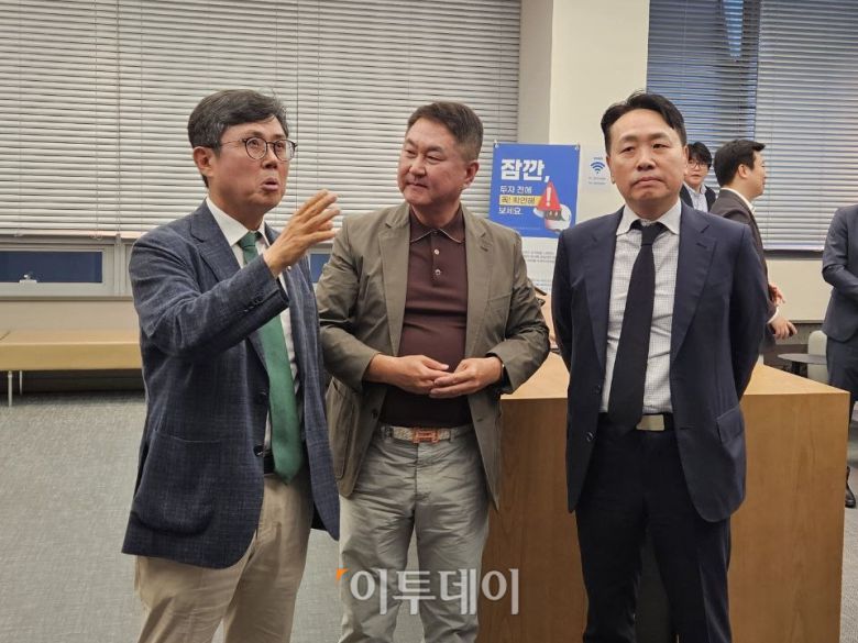 사진 왼쪽부터 안도걸 경제성장위원회 수석부위원장, 이석우 두나무 대표, 문철우 금융혁신위분과 위원장이 업비트 라운지에서 이야기를 나누고 있다. (박정호 기자 godot@)