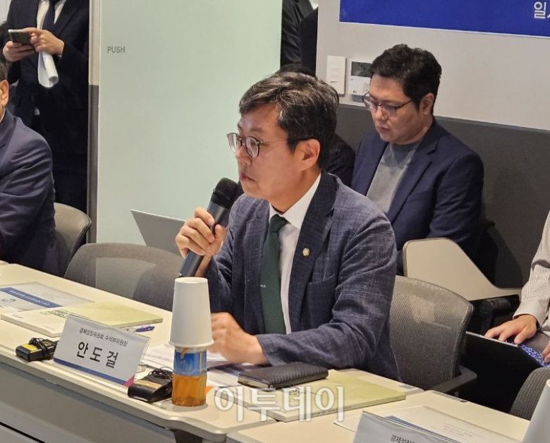 안도걸 경제성장위원회 수석부위원장이 '스테이블코인 활성화 및 디지털자산 이용자 보호' 정책 간담회에서 인사말을 전하고 있다. (박정호 기자 godot@)