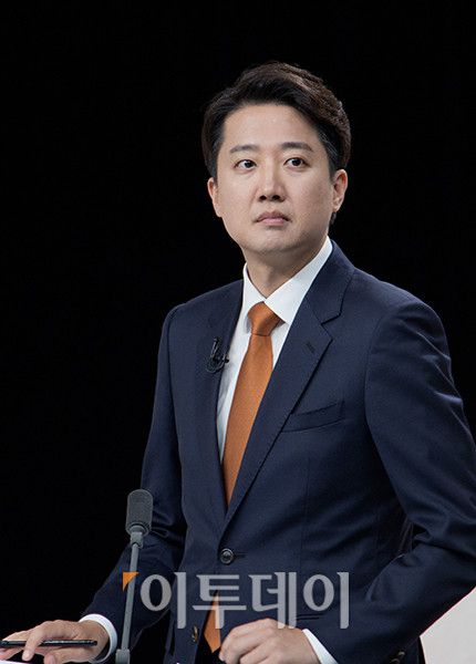 27일 서울 상암 MBC스튜디오에서 열린 21대 대선후보 3차 토론회에서 개혁신당 이준석 후보가 토론 준비를 하고 있다. 국회사진기자단