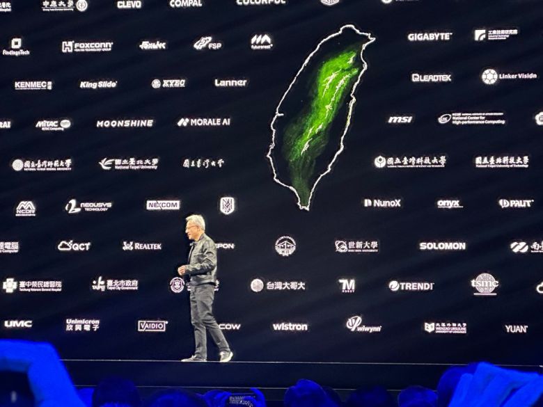 젠슨 황 엔비디아 최고경영자(CEO)가 아시아 최대 정보기술(IT) 박람회 ‘컴퓨텍스 2025’ 개막 하루 전인 19일(현지시간) 대만 뮤직센터 기조연설을 통해 차기 제품 출시 계획과 로드맵, 공급망 등을 공개했다. 황 CEO가 언급한 공급망의 대부분이 대만 기업이다.