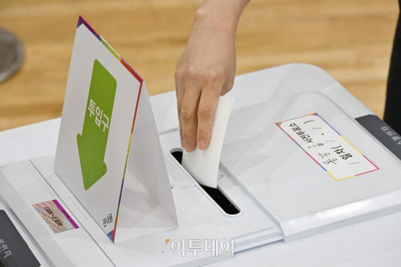 제21대 대통령 선거 사전투표가 시작된 29일 서울 마포구 용강동주민센터에 마련된 용강동 사전투표소에서 시민들이 사전투표를 하고 있다. 사전투표는 이날부터 30일까지 이틀간 오전 6시부터 오후 6시까지 실시된다. 본투표는 내달 3일에 실시된다. 조현호 기자 hyunho@