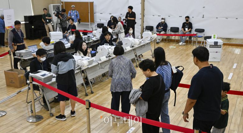 제21대 대통령 선거 사전투표가 시작된 29일 서울 마포구 용강동주민센터에 마련된 용강동 사전투표소에서 시민들이 사전투표를 하기 위해 줄을 서서 대기하고 있다. 사전투표는 이날부터 30일까지 이틀간 오전 6시부터 오후 6시까지 실시된다. 본투표는 내달 3일에 실시된다. 조현호 기자 hyunho@
