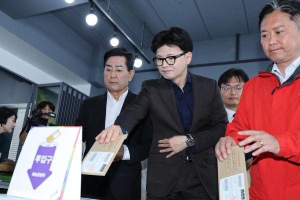 제21대 대통령 선거 사전투표일인 29일 국민의힘 한동훈 전 대표가 광주 동구 창업지원센터 4층 회의실에 마련된 사전투표소에서 투표용지를 투표함에 넣고 있다. 2025.5.29