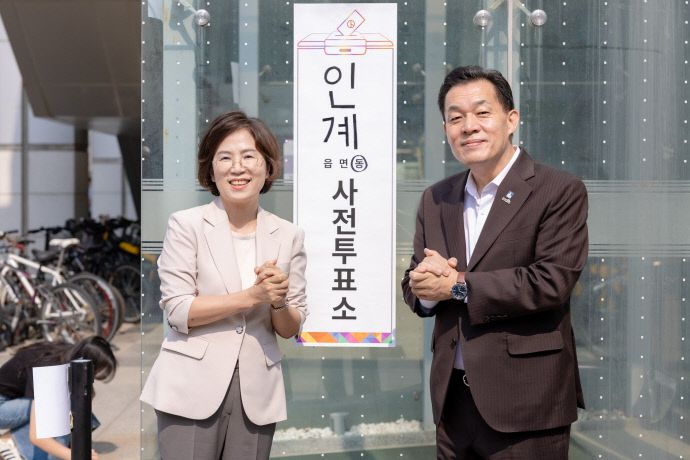 이재준 수원시장이 부인 이지영씨와 인계동 사전투표소에서 투표를 마치고 기념촬영을 하고 있다.