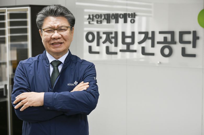 김현중 안전보건공단 이사장이 22일 서울 중구 안전보건공단 서울광역본부에서 이투데이와 인터뷰에 앞서 포즈를 취하고 있다. 조현호 기자 hyunho@