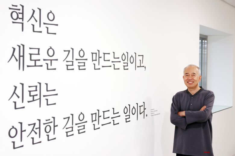 황철주 주성엔지니어링 회장이 13일 경기 용인시 주성엔지니어링 용인R&D센터에서 이투데이와 인터뷰에 앞서 포즈를 취하고 있다. 신태현 기자 holjjak@