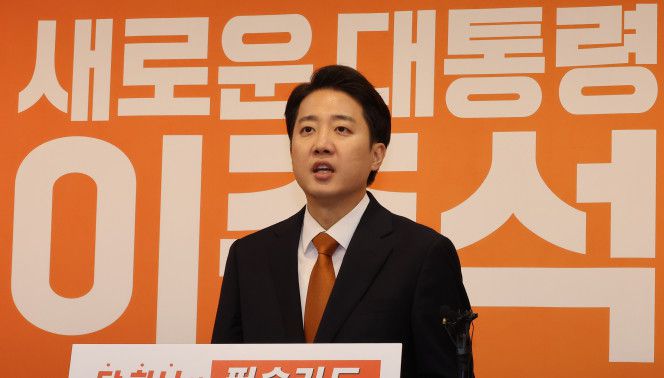 개혁신당 이준석 대선 후보가 29일 서울 여의도 국회에서 긴급기자회견을 열고 TV 토론회에서 여성 신체에 대한 표현으로 논란이 되는 것과 관련해 입장을 밝히고 있다. 2025.5.29