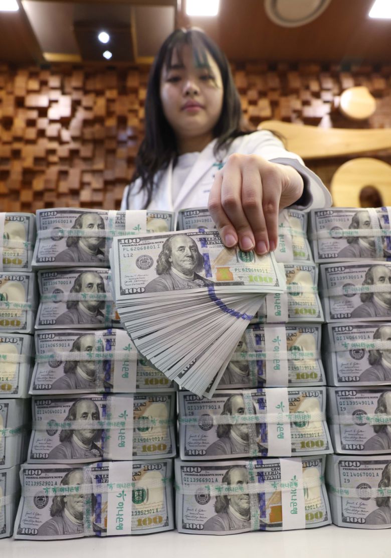 서울 중구 하나은행 위변조대응센터에서 관계자가 달러화를 정리하고 있다.