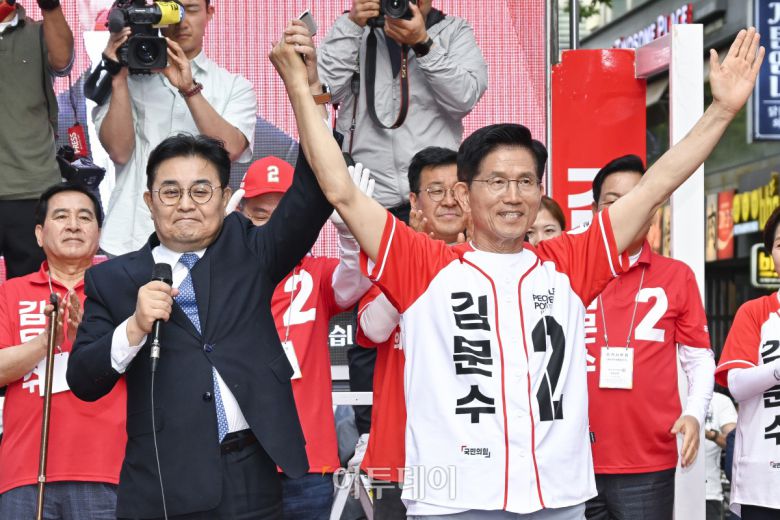 전병헌 새미래민주당 대표가 29일 경기 안양시 동안구 평촌1번가 문화의거리에서 열린 김문수 국민의힘 대통령 후보 대역전의 서막, 안양 집중유세에서 김 후보 지지 선언을 하고 있다. 조현호 기자 hyunho@