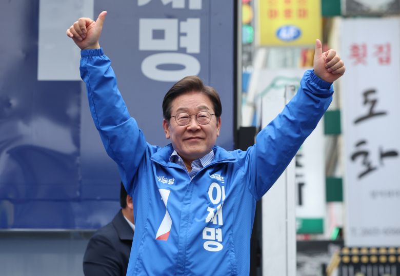 더불어민주당 이재명 대선 후보가 선거를 하루 앞둔 2일 경기 광명시 철산로데오광장에서 열린 유세에서 엄지를 들어 보이고 있다. 2025.6.2