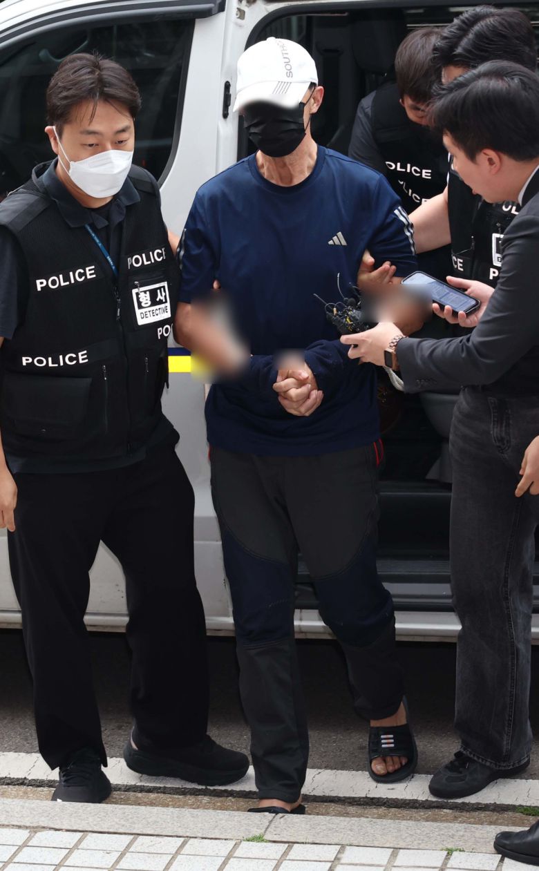 서울 지하철 5호선 전동차 안에서 방화로 화재를 일으킨 60대 남성 원 모 씨가 2일 서울 양천구 서울남부지법에서 열린 구속 전 피의자 심문(영장실질심사)에 출석하고 있다. 현존전차방화치상 혐의를 받는 원 씨는 경찰 조사에서 "이혼 소송 결과에 불만을 가져 불을 질렀다"란 취지로 진술한 것으로 알려졌다. 신태현 기자 holjjak@