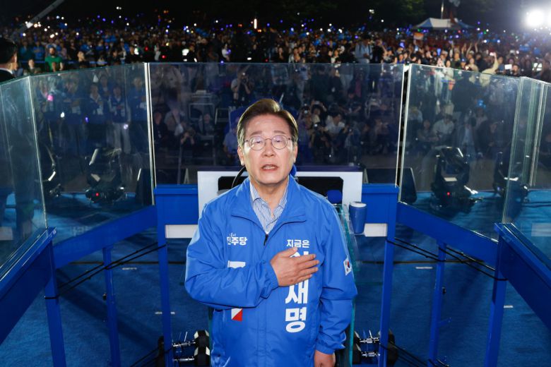 더불어민주당 이재명 대선 후보가 선거를 하루 앞둔 2일 서울 여의도공원 마지막 유세에서 연설을 마친 뒤 국기에 경례하고 있다. 2025.6.2