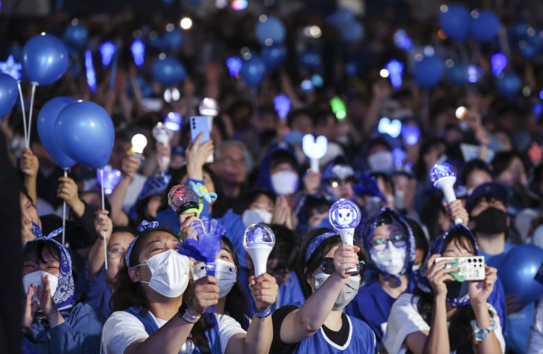 대선을 하루 앞둔 2일 더불어민주당 이재명 대선 후보의 마지막 유세가 열린 서울 여의도공원 문화 마당을 가득 메운 시민들이 응원봉을 흔들며 이 후보의 연설에  환호하고 있다. 2025.6.2