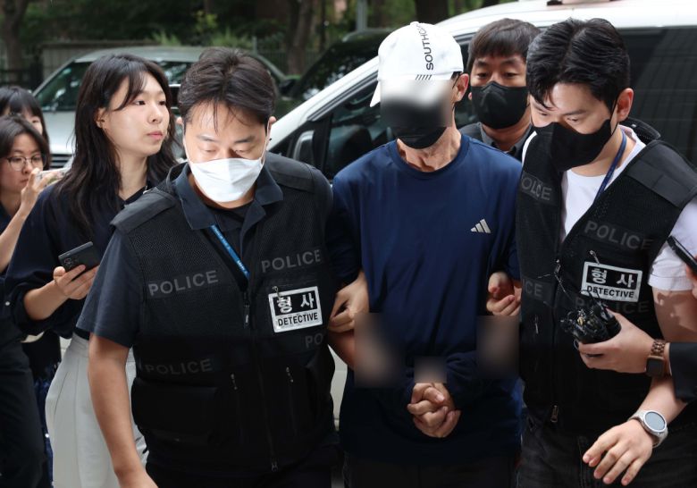 서울 지하철 5호선 전동차 안에서 방화로 화재를 일으킨 60대 남성 원 모 씨가 2일 서울 양천구 서울남부지법에서 열린 구속 전 피의자 심문(영장실질심사)에 출석하고 있다. 현존전차방화치상 혐의를 받는 원 씨는 경찰 조사에서 "이혼 소송 결과에 불만을 가져 불을 질렀다"란 취지로 진술한 것으로 알려졌다. 신태현 기자 holjjak@