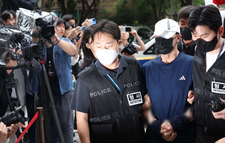 서울 지하철 5호선 전동차 안에서 방화로 화재를 일으킨 60대 남성 원 모 씨가 2일 서울 양천구 서울남부지법에서 열린 구속 전 피의자 심문(영장실질심사)에 출석하고 있다. 현존전차방화치상 혐의를 받는 원 씨는 경찰 조사에서 "이혼 소송 결과에 불만을 가져 불을 질렀다"란 취지로 진술한 것으로 알려졌다. 신태현 기자 holjjak@