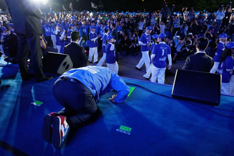 더불어민주당 이재명 대선 후보가 선거를 하루 앞둔 2일 서울 여의도공원 마지막 유세에서 연설을 마친 뒤 무대 앞으로 시민들에게 절하고 있다. 2025.6.2