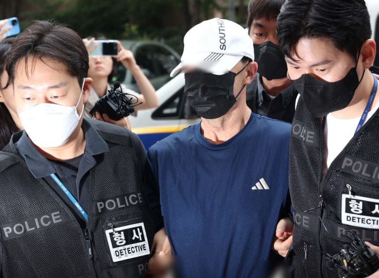 서울 지하철 5호선 전동차 안에서 방화로 화재를 일으킨 60대 남성 원 모 씨가 2일 서울 양천구 서울남부지법에서 열린 구속 전 피의자 심문(영장실질심사)에 출석하고 있다. 현존전차방화치상 혐의를 받는 원 씨는 경찰 조사에서 "이혼 소송 결과에 불만을 가져 불을 질렀다"란 취지로 진술한 것으로 알려졌다. 신태현 기자 holjjak@