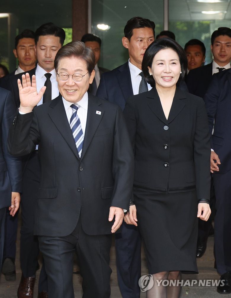 이재명 대통령과 김혜경 여사가 4일 인천 계양구 사저에서 나오며 주민, 지지자를 향해 인사하고 있다.