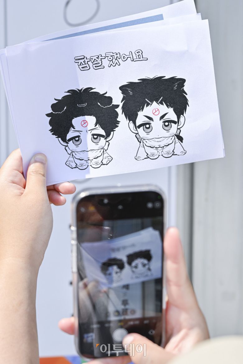 제21대 대통령선거 본투표일인 3일 서울 광진구 기아자동차 대공원대리점에 마련된 능동제3표소에서 한 시민이 투표를 마친 후 인증샷을 찍고 있다. 이날 대선 본투표는 오전 6시부터 오후 8시까지 전국 1만4295개 투표소에서 진행된다. 조현호 기자 hyunho@