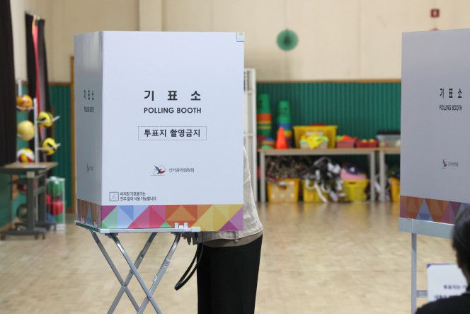 제21대 대통령선거 투표일인 3일 오후 울산 남구 월평초등학교 체육관에 설치된 신정4동 제2투표소에서 한 유권자가 기표소에 들어가 투표하고 있다.