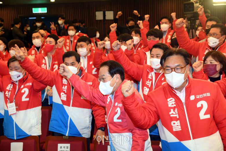 20대 대선 개표가 진행되고 있는 2022년 3월 10일 새벽 국회 도서관에 마련된 국민의힘 개표상황실에서 국회의원들과 당직자들이 득표율이 역전되자 환호하고 있다.