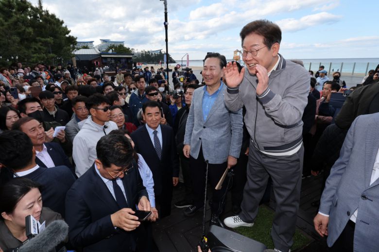 민심을 청취하는 '경청 투어'에 나선 이재명 더불어민주당 대선후보가 3일 강원도 삼척시 삼척해수욕장 인근에서 주민들과 관광객들에게 연설하고 있다.