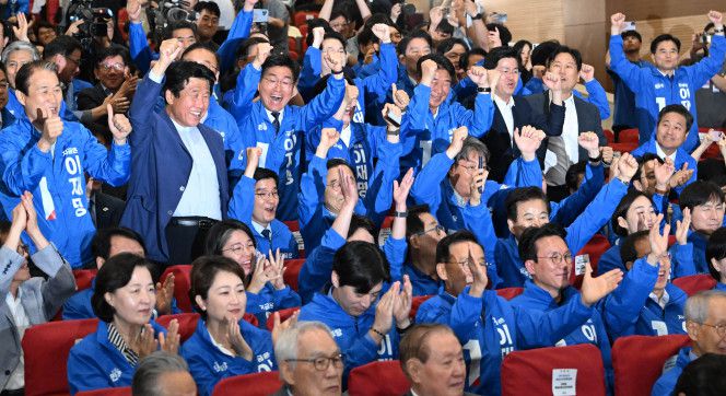더불어민주당 윤여준·박찬대 상임 총괄선대위원장을 비롯한 공동선대위원장들이 3일 서울 여의도 국회 의원회관에 마련된 제21대 대통령선거 개표상황실에서 출구조사 결과 발표가 나오자 기뻐하고 있다. 2025.6.3 [공동취재]