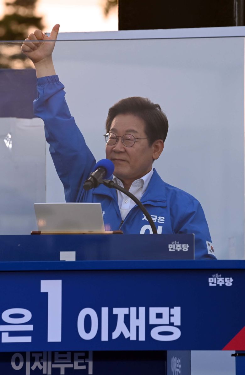 이재명 더불어민주당 대통령 후보가 지난달 29일 서울 관악구 관악산으뜸공원에서 금천구·관악구·동작구 유세를 하고 있다. 신태현 기자 holjjak@