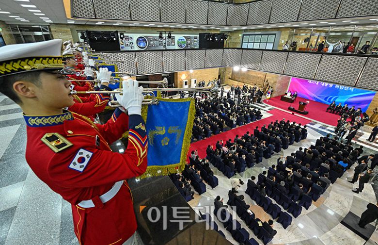 4일 국회에서 이재명 대통령의 제21대 대통령 취임선서에서 국군 교향악단이 팡파르를 울리고 있다. 국회사진기자단