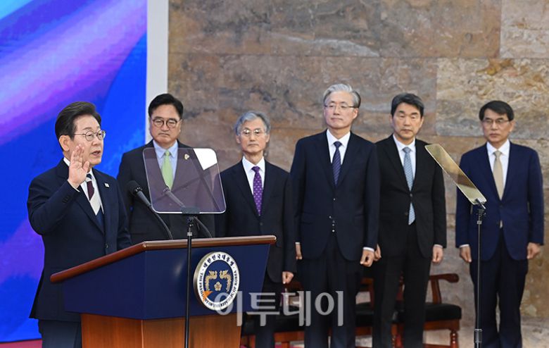 이재명 대통령이 4일 서울 여의도 국회 의사당 중앙홀(로텐더홀)에서 제21대 대통령 취임선서를 하고 있다. 국회사진기자단