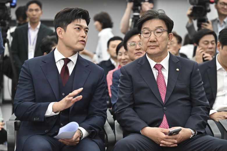 김용태 국민의힘 비상대책위원장과 권성동 원내대표가 4일 서울 여의도 중앙당사에서 열린 제21대 대통령선거 국민의힘 중앙선거대책위원회 해단식에서 대화를 나누고 있다. (공동취재) 2025.06.02.