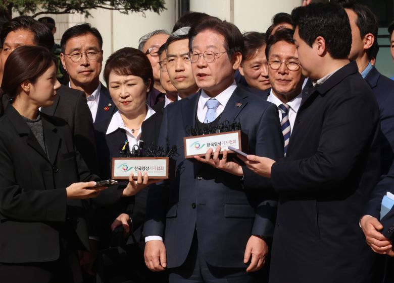 이재명 더불어민주당 대표가 3월 26일 오후 서울 서초구 서울고등법원에서 열린 공직선거법 위반 사건 항소심에서 무죄를 선고받은 뒤 입장을 밝히고 있다.