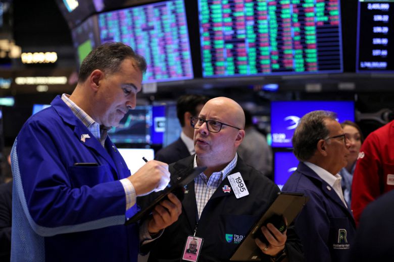 뉴욕증권거래소(NYSE)에서 5일(현지시간) 트레이더들이 대화하고 있다. 뉴욕/로이터연합뉴스