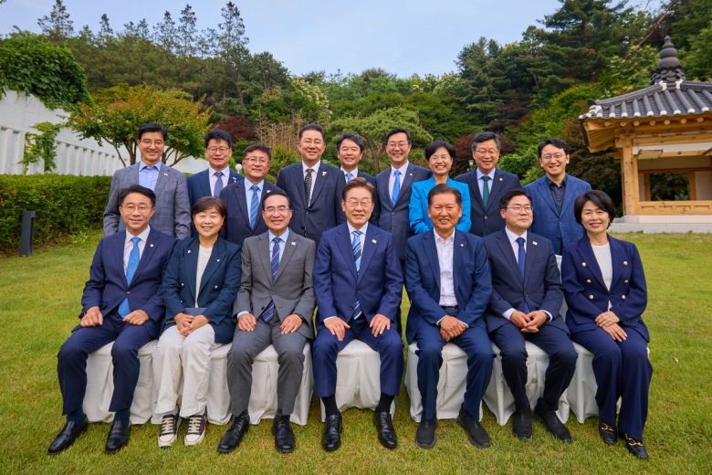 이재명 대통령이 7일 서울 한남동 관저에서 만찬에 참석한 더불어민주당 지도부 의원들과 기념촬영을 하고 있다.