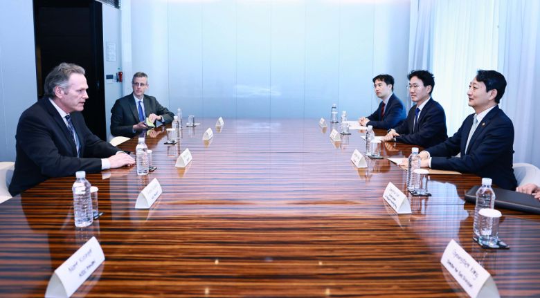 안덕근 산업통상자원부 장관이 3월 25일 서울 중구 플라자호텔에서 마이크 던리비(Mike Dunleavy) 미국 알래스카주 주지사와 면담을 하고 있다.