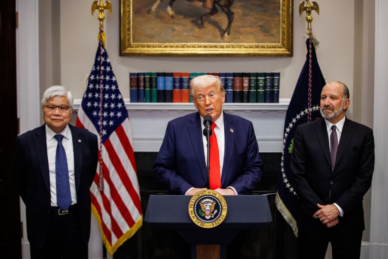 도널드 트럼프(가운데) 미국 대통령이 3월 3일(현지시간) 워싱턴D.C. 백악관 루즈벨트룸에서  웨이저자(왼쪽) TSMC 회장과 하워드 러트닉(오른쪽) 미국 상무장관과 함께 TSMC의 1000억 달러 신규 투자 계획을 발표하고 있다. 워싱턴D.C./UPI연합뉴스