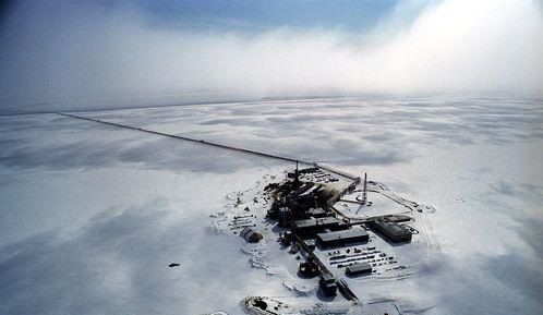 알래스카 푸르도베이의 유전 시설.