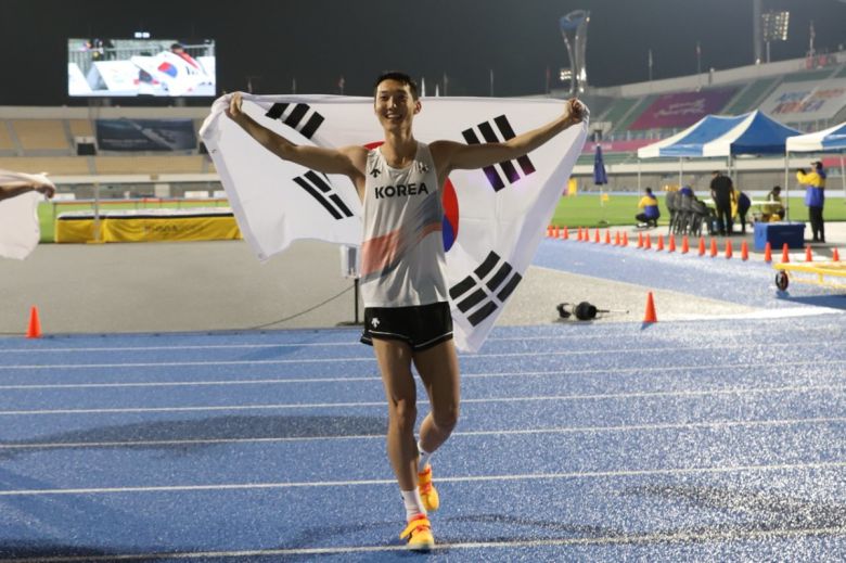 용인특례시 직장운동경기부 소속 우상혁 선수가 지난달 열린 2025 구미아시아육상경기선수권대회에서 높이뛰기 금메달을 차지했다.