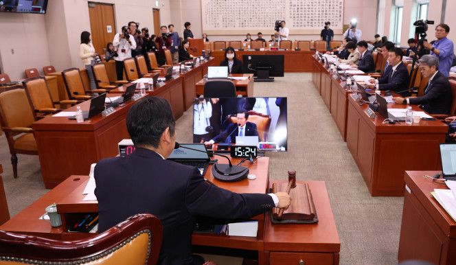 7일 서울 여의도 국회에서 열린 법제사법위원회 전체회의에서 국민의힘 의원들이 퇴장한 가운데 정청래 법사위원장이 의사봉을 두드리고 있다. 2025.05.07.