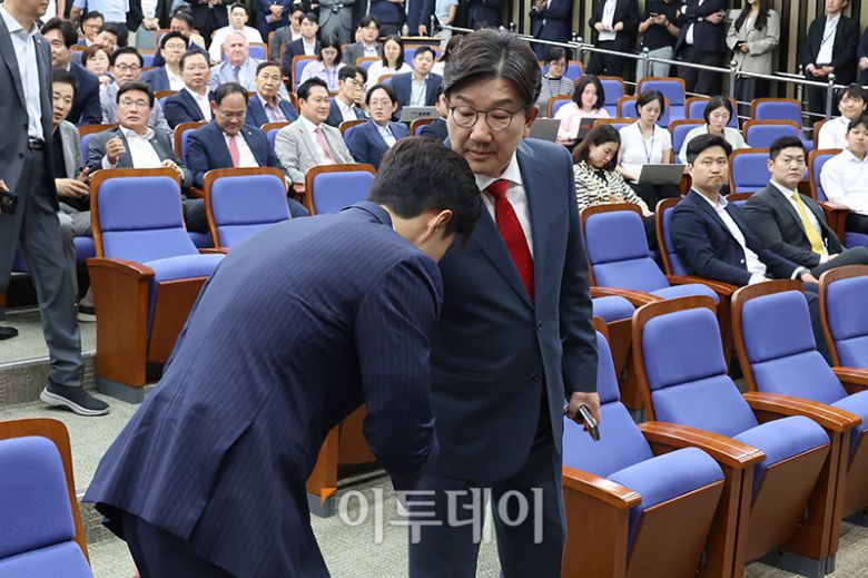 김용태(왼쪽) 국민의힘 비상대책위원과, 권성동 원내대표가 9일 서울 여의도 국회에서 열린 의원총회에서 인사하고 있다. 고이란 기자 photoeran@