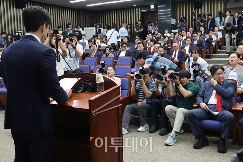 김용태 국민의힘 비상대책위원장이 9일 서울 여의도 국회에서 열린 의원총회에서 발언을 하고 있다. 앞줄 오른쪽은 권성동 원내대표. 고이란 기자 photoeran@