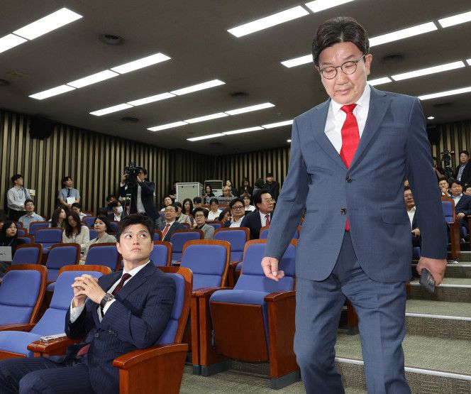 국민의힘 김용태 비상대책위원장이 9일 서울 여의도 국회에서 열린 의원총회에서 원내대표직 사퇴를 선언한 국민의힘 권성동 원내대표를 바라보고 있다. 2025.6.9.