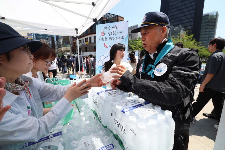 11일 서울 종로구 청계천 장통교에서 열린 ‘2025 이동노동자 생수나눔 공동 캠페인’에서 관계자들이 이동노동자에게 시원한 생수를 제공하고 있다. 이번 캠페인은 본격적인 혹서기를 앞두고 야외에서 일하는 이동노동자의 온열질환 예방을 위해 마련됐으며, 이날부터 서울 시내 31개 노동센터, 쉼터에서 제주삼다수 10만병을 수령할 수 있다. 신태현 기자 holjjak@