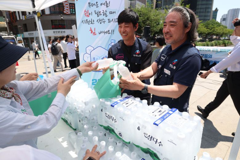 11일 서울 종로구 청계천 장통교에서 열린 ‘2025 이동노동자 생수나눔 공동 캠페인’에서 관계자들이 이동노동자에게 시원한 생수를 제공하고 있다. 이번 캠페인은 본격적인 혹서기를 앞두고 야외에서 일하는 이동노동자의 온열질환 예방을 위해 마련됐으며, 이날부터 서울 시내 31개 노동센터, 쉼터에서 제주삼다수 10만병을 수령할 수 있다. 신태현 기자 holjjak@
