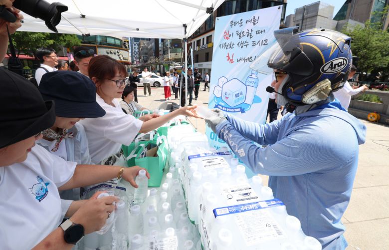11일 서울 종로구 청계천 장통교에서 열린 ‘2025 이동노동자 생수나눔 공동 캠페인’에서 관계자들이 이동노동자에게 시원한 생수를 제공하고 있다. 이번 캠페인은 본격적인 혹서기를 앞두고 야외에서 일하는 이동노동자의 온열질환 예방을 위해 마련됐으며, 이날부터 서울 시내 31개 노동센터, 쉼터에서 제주삼다수 10만병을 수령할 수 있다. 신태현 기자 holjjak@